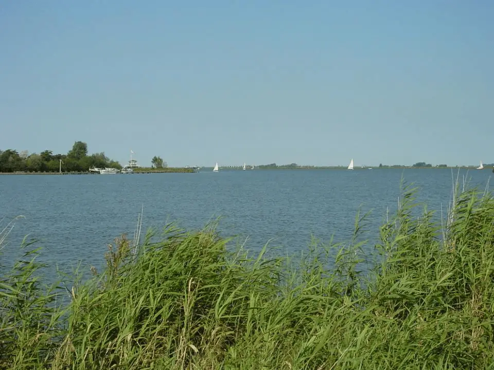 Alkmaardermeer met bootjes op het water