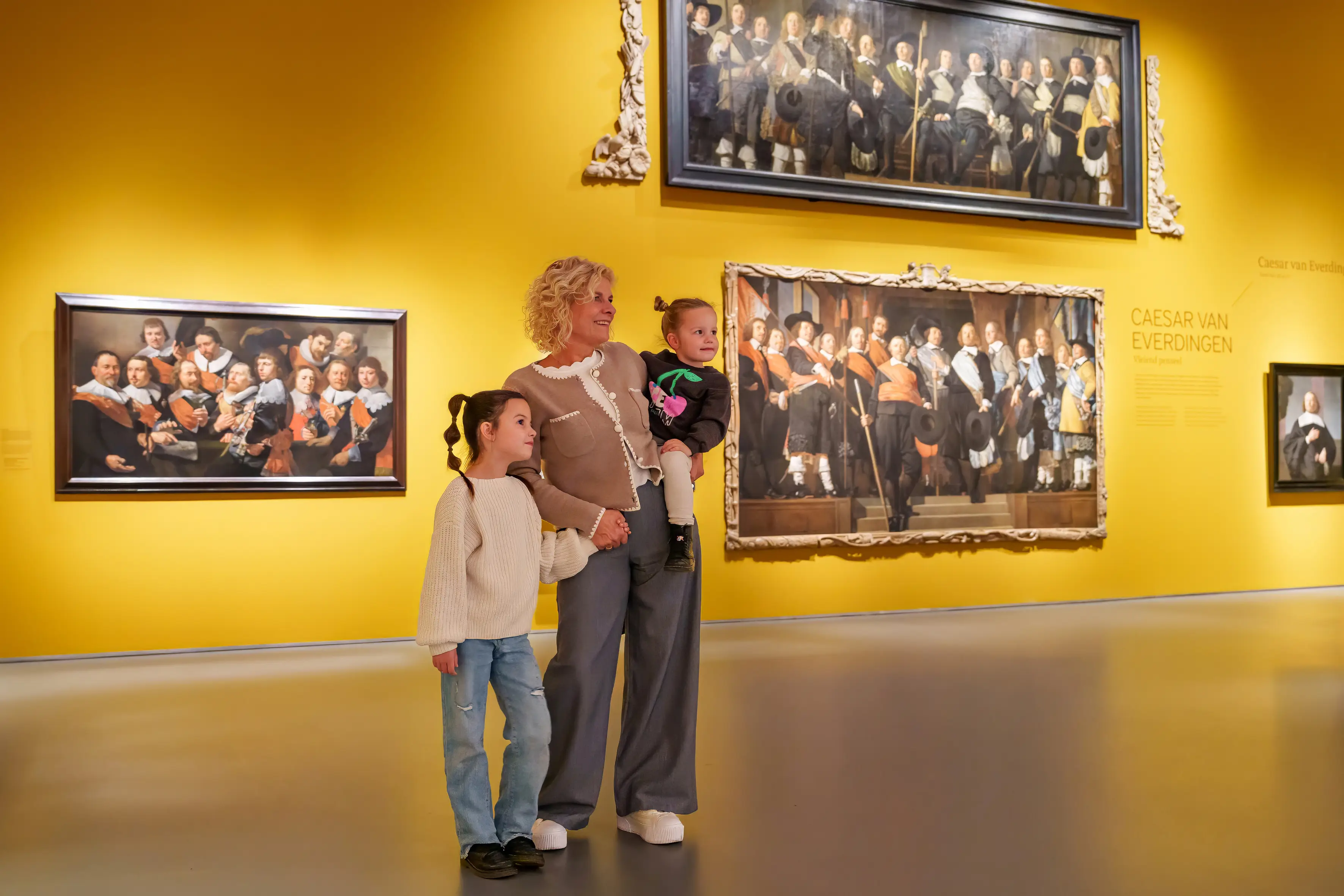 Oma met haar 2 kleindochters in Stedelijk Museum
