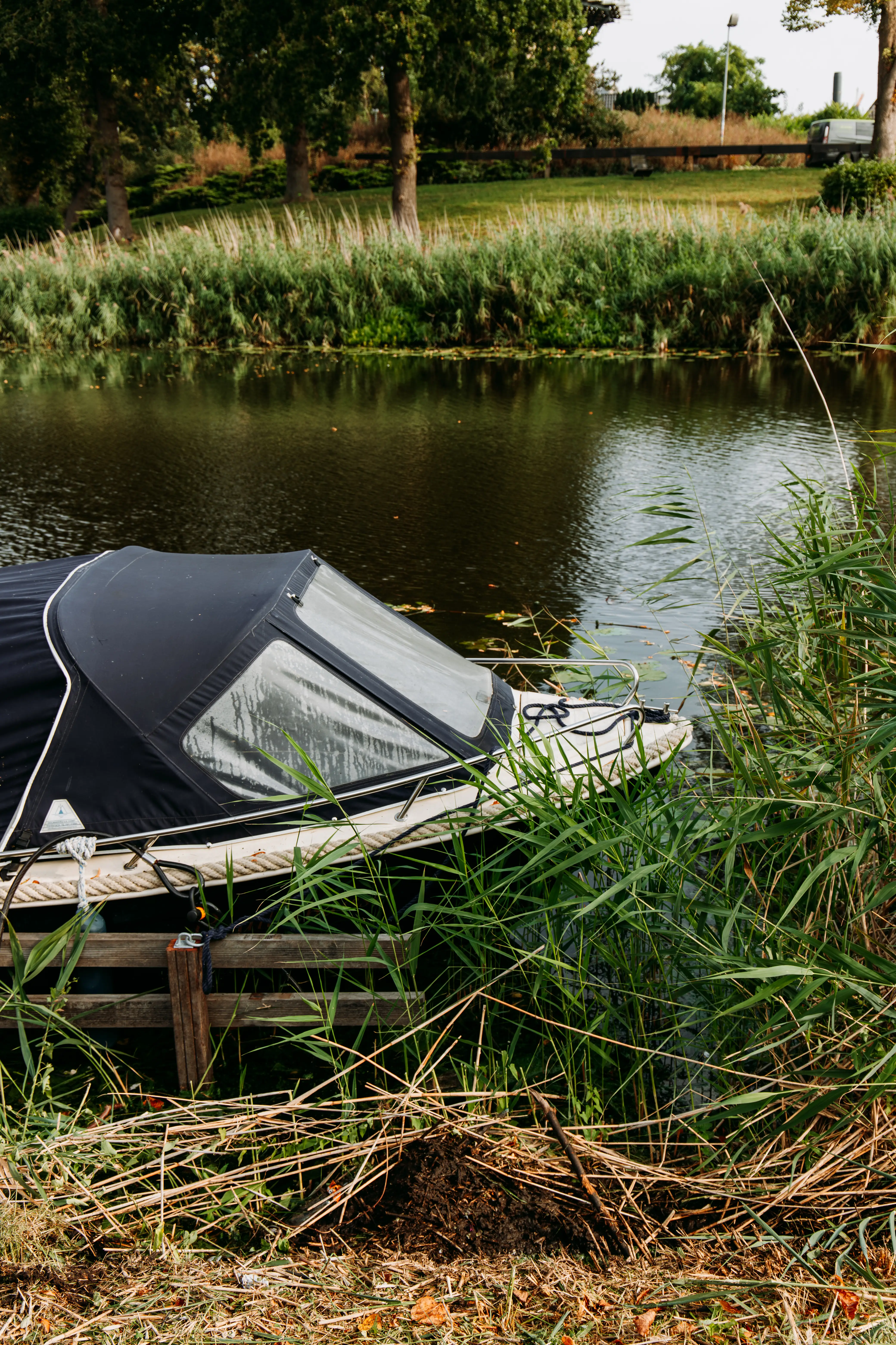 bootje met twee personen op het kanaal
