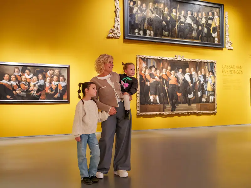Oma met haar 2 kleindochters in Stedelijk Museum