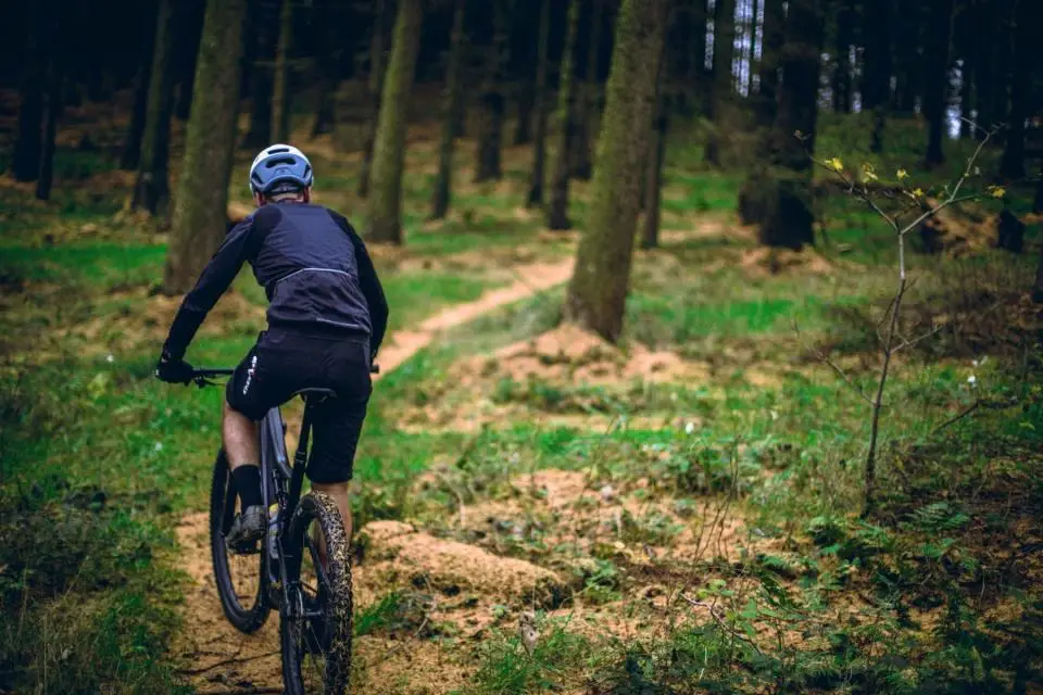 Mountainbiker door het bos