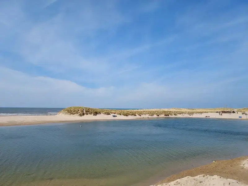 Lagune van Camperduin met op de achtergrond de noordzee en blauwe lucht