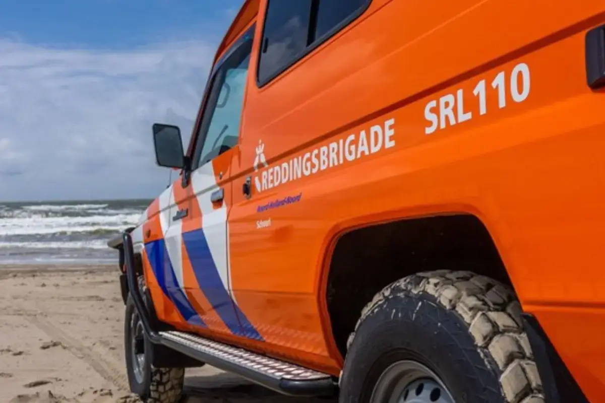 Zijkant van een reddingsbrigade auto op het strand