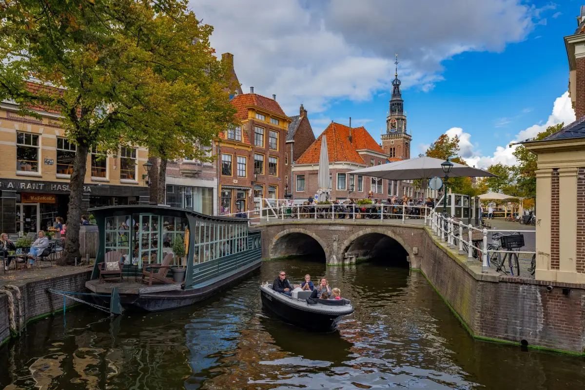 Stenen brug bij de gracht in Alkmaar