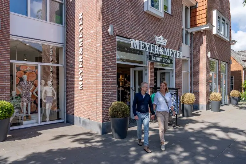 Man en vrouw winkelend uit de Meyer en Meyer in Schoorl