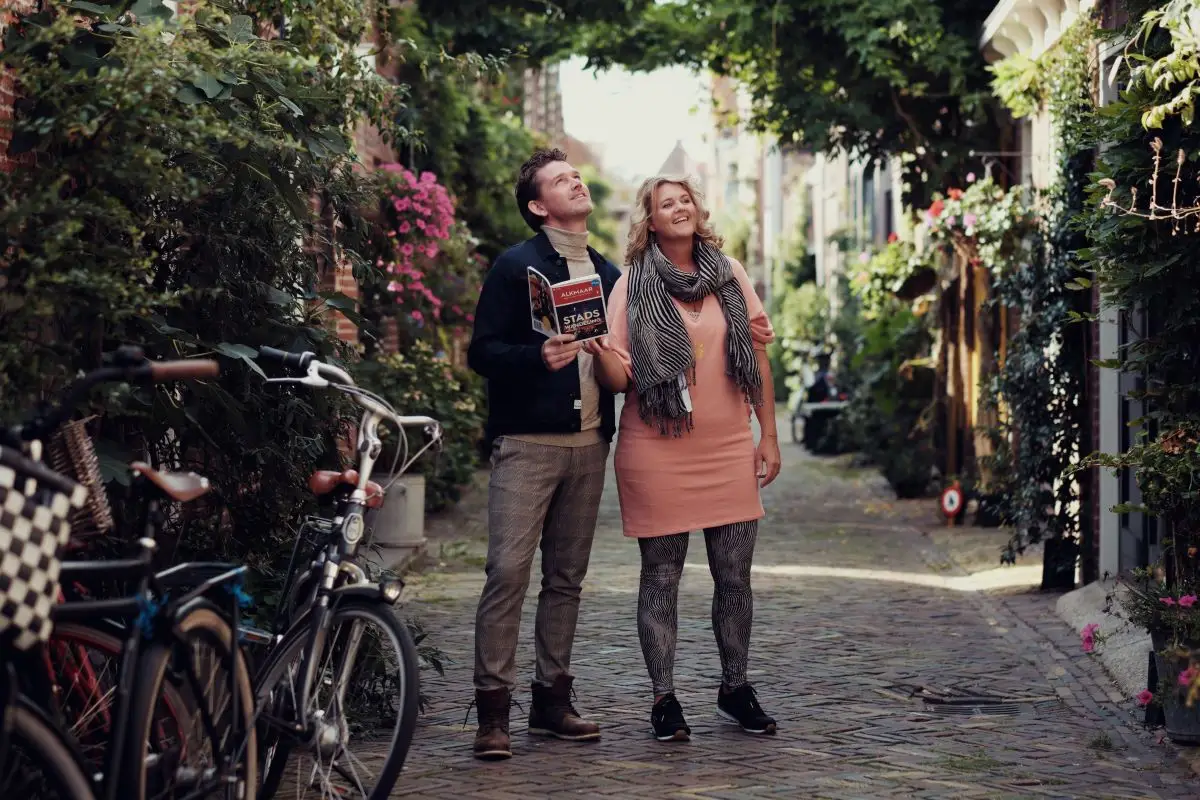 Man en vrouw met route gids in de handen