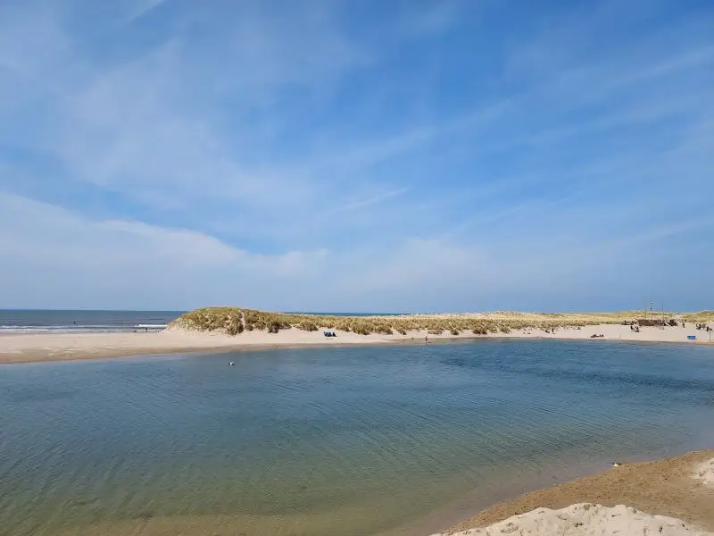 Strand bij camperduin, met op de voorgrond de lagune