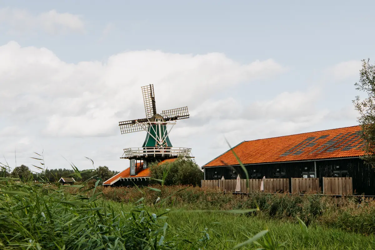 Erfgoedpark de Hoop met een molen op het dak met bewolking
