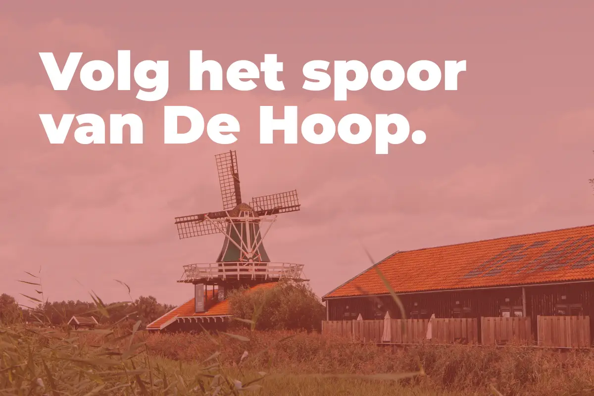 Gemaal Meldijk. een monumentaal stenen pand met witte ophaalbrug en verschillende bloeiende planten en bloemen