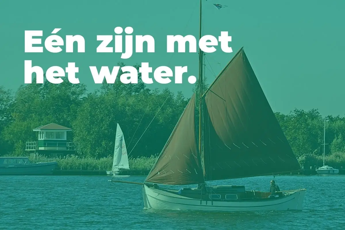 Boot met rode zeilen op een meer