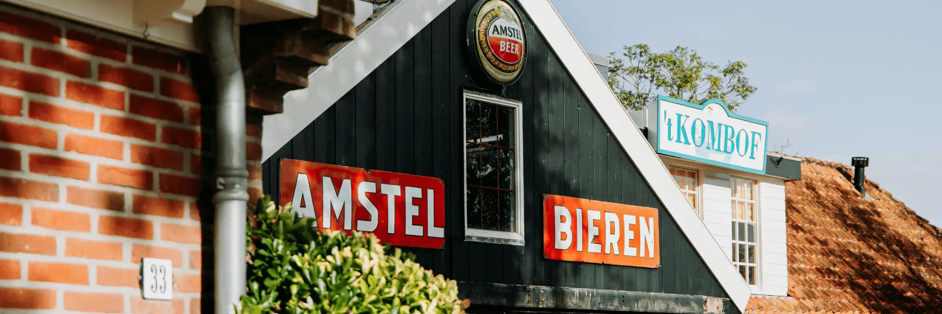 Bovenverdieping café van buitenaf met een amstel bier bord